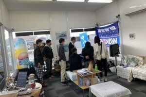 時には店舗内でミーティングも
