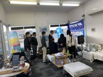 時には店舗内でミーティングも